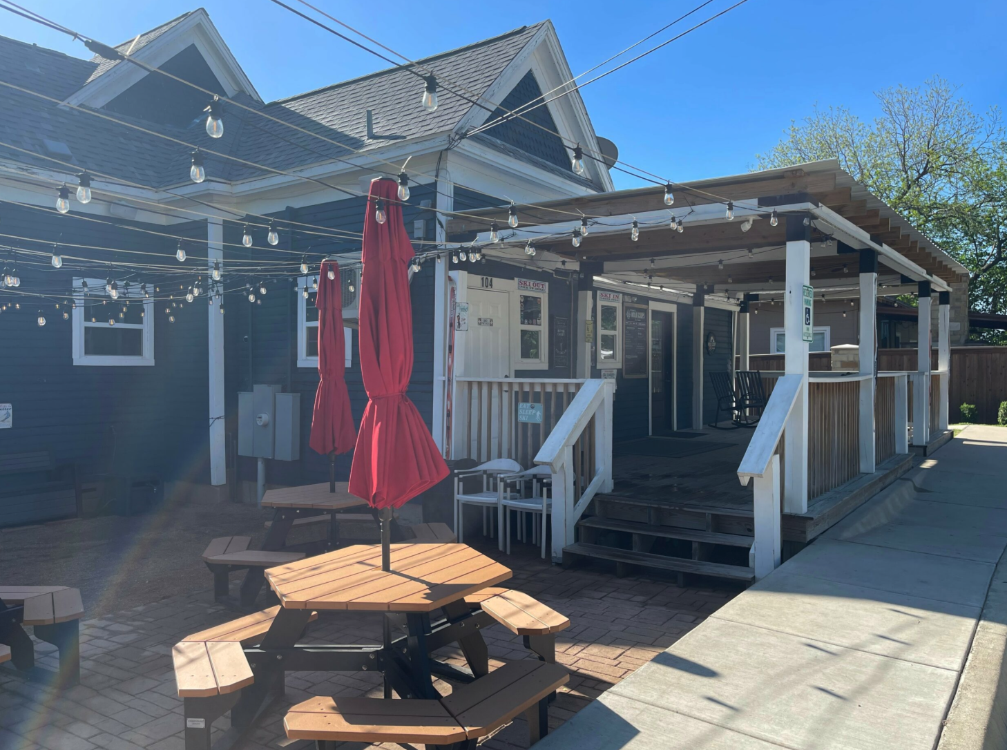 Midlo Scoops storefront on 3rd Street